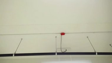 Tavanda yüklü floresan lamba atış dolly