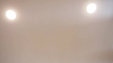 Tavanda yüklü floresan lamba atış dolly