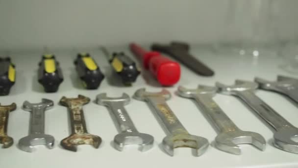Dolly Schuss auf mechanische Werkzeuge — Stockvideo