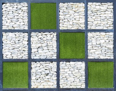 taş ve yeşil çimen tarafından dekore edilmiş duvar