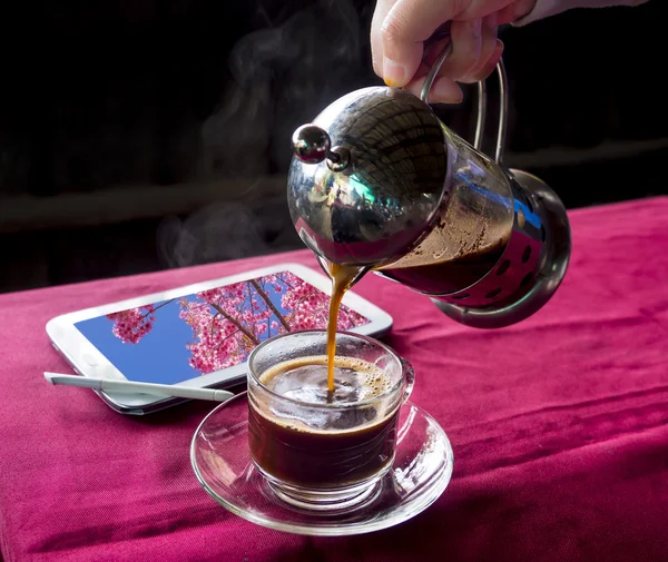 Retro cafeteira manual, café quente em uma xícara de vidro — Fotografia de Stock