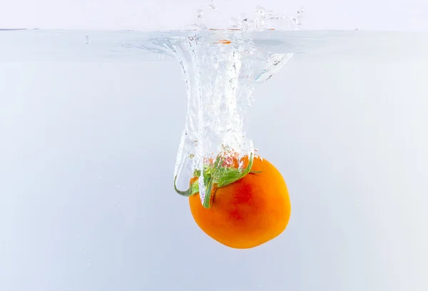 Падение овощей на поверхность воды — стоковое фото