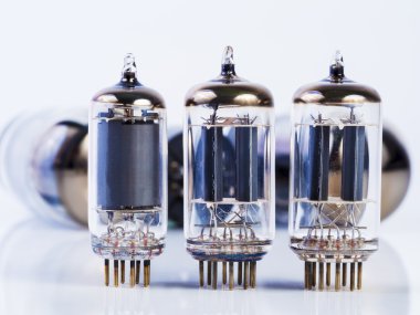 vakum tüp, beyaz üzerine elektronik parçalar 