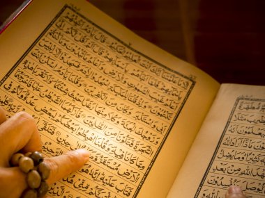 Müslüman erkek eli Kur'an, kutsal kitap okuma