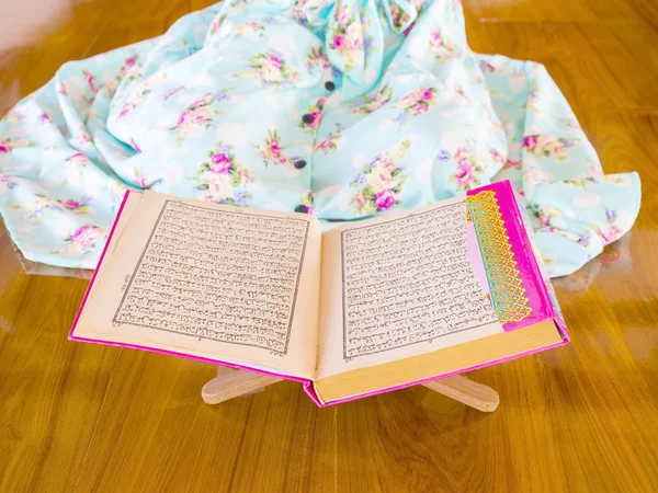 Young muslim woman reading Quran — Stock Photo, Image