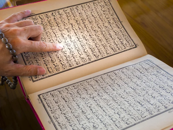 Muslim man's hand reading Quran — Stock Photo, Image