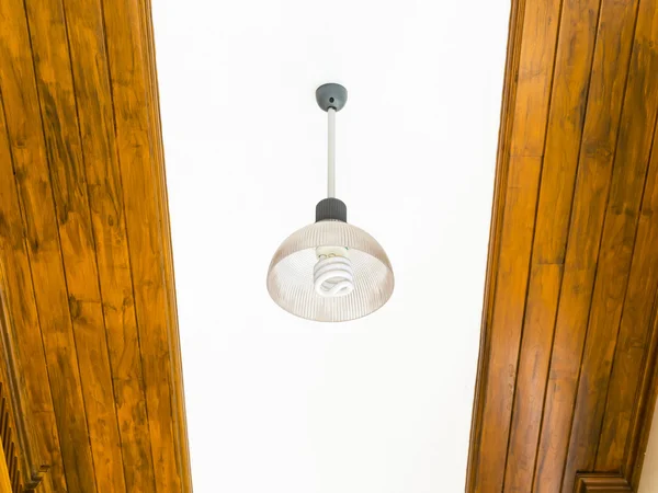 Elektrisk lampa installeras i taket — Stockfoto