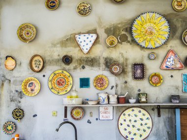 Antik porselen dishware duvarda asılı