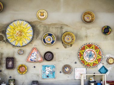 Antik porselen dishware duvarda asılı