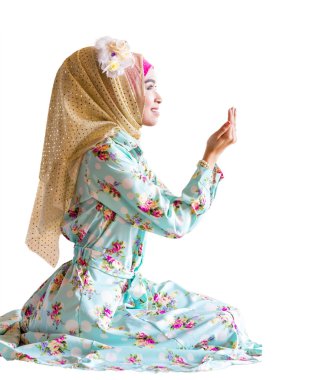 Genç Müslüman kadın Allah için dua