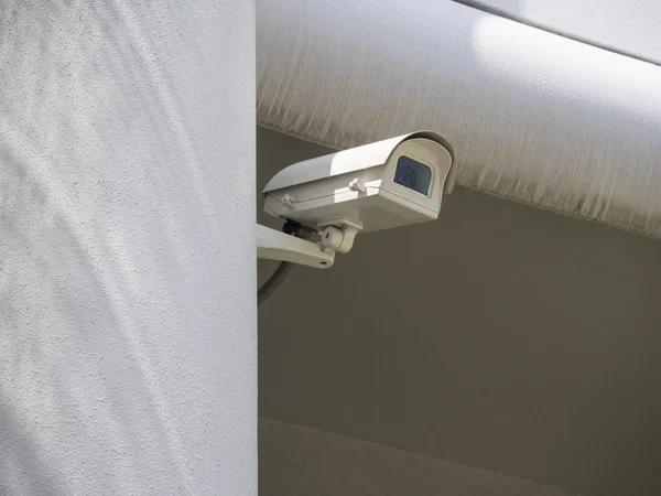 CCTV geïnstalleerd op de muur, buiten — Stockfoto