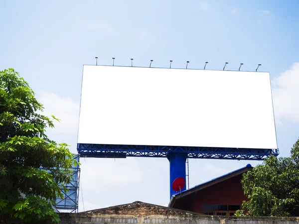 Cartelera en blanco en el cielo azul —  Fotos de Stock