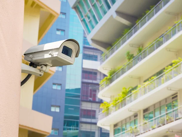 CCTV geïnstalleerd buiten op de muur — Stockfoto