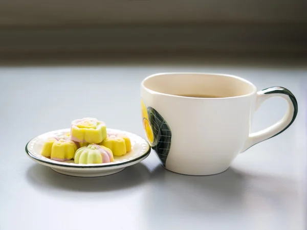 Kaffeepause und Keks auf Weiß — Stockfoto