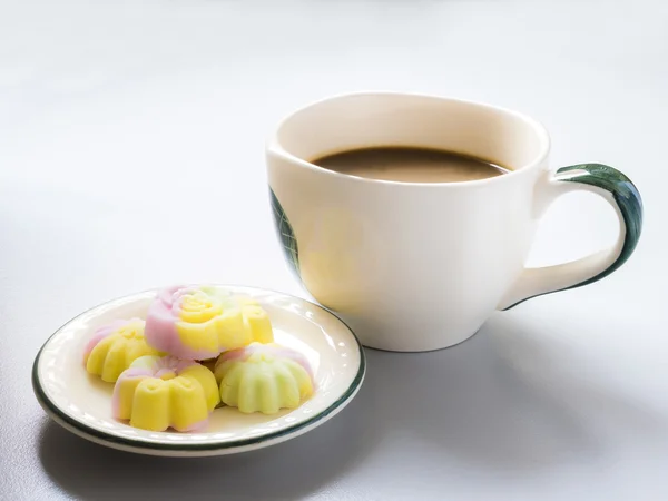 พักกาแฟและบิสกิตบนสีขาว — ภาพถ่ายสต็อก