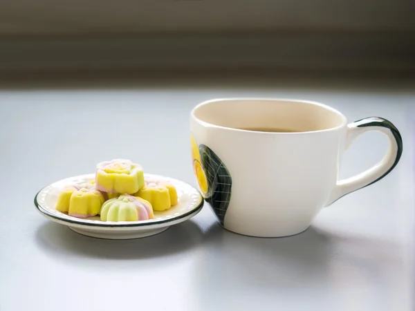 Coffee break and biscuit on white — Stock Photo, Image