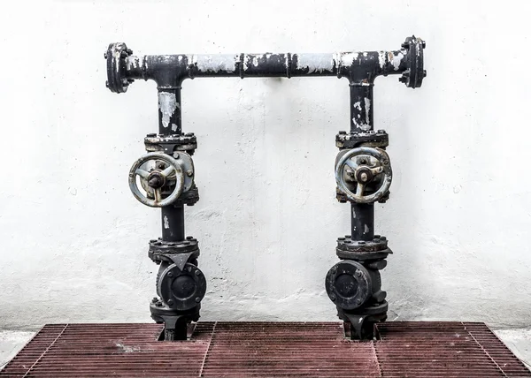 Устаревший трубопровод и клапан — стоковое фото