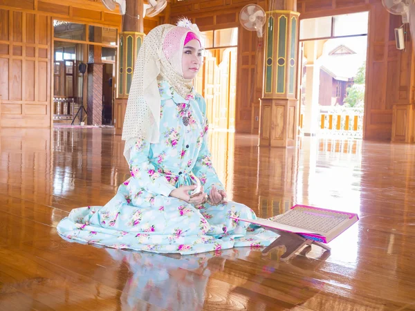 Wanita muslim muda berdoa untuk Allah — Stok Foto