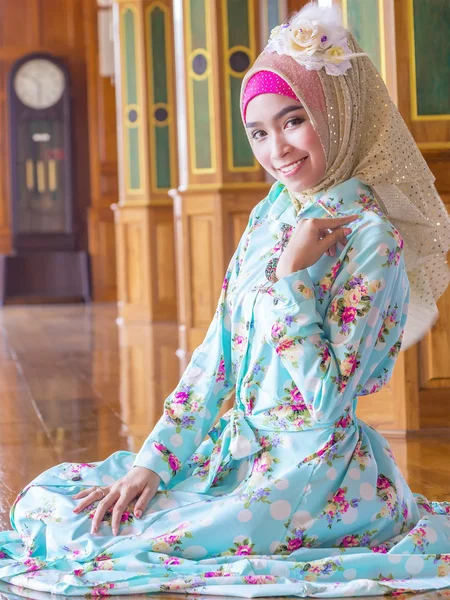 Молодая азиатская мусульманка в полностью декорированном платье — стоковое фото