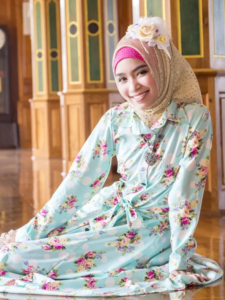 Young asian muslim woman in full decorated dress — Stock Photo, Image