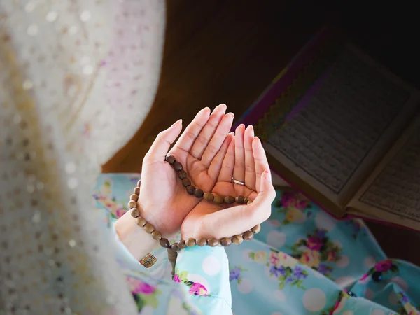 Joven musulmana rezando por Allah — Foto de Stock