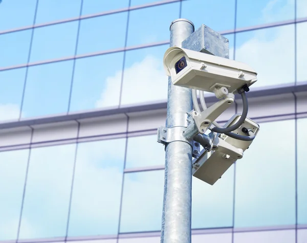 CCTV zainstalowany na słupie — Zdjęcie stockowe