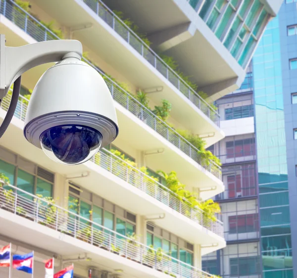 Cctv instalado na parede em frente ao edifício — Fotografia de Stock