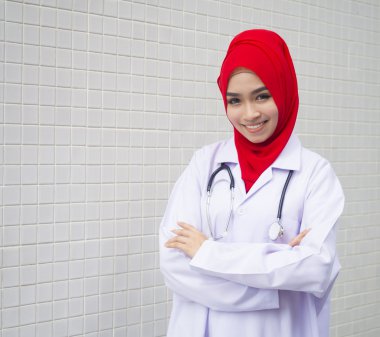 Genç Müslüman kadın bir doktor olarak