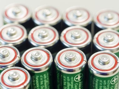 atış üst bölümünde alkalin pil