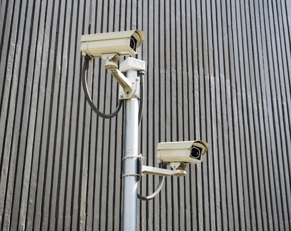 Cctv instalado en la pared en el cristal de la ventana del edificio — Foto de Stock