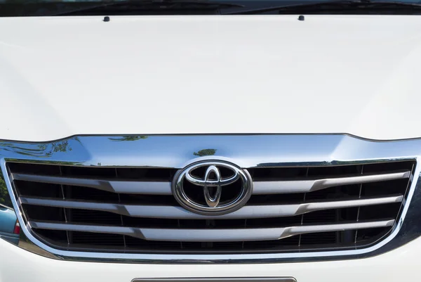 Logo TOYOTA sur le devant d'une voiture — Photo