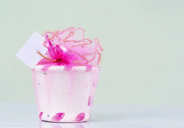 Presente lindo rosa no fundo bonito — Fotografia de Stock
