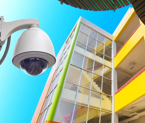 Cctv instalado na parede na janela de vidro do edifício — Fotografia de Stock