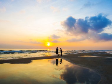 Deniz kıyısında renkli günbatımı