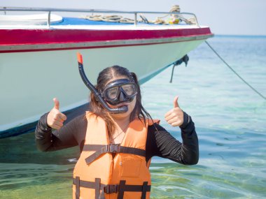Şnorkel yaz tatile giyen kadın