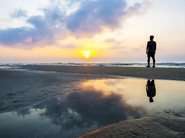 Kleurrijke zonsondergang op de kust — Stockfoto