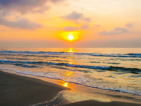 Colorido atardecer en la orilla del mar —  Fotos de Stock