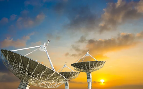 Parabola satellitare ricezione segnale dati per la comunicazione — Foto Stock