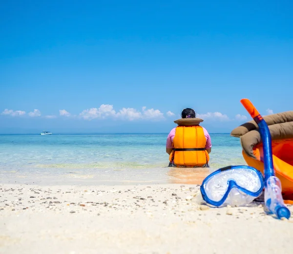 Femme au bord de la mer en voyage de vacances — Photo