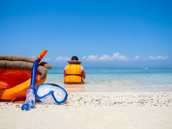 Equipo de buceo en la playa de arena blanca — Foto de Stock