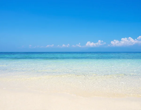 Красивый морской пейзаж и голубое небо — стоковое фото