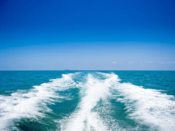 Trace tails of speed boat on water surface — Stock Photo, Image