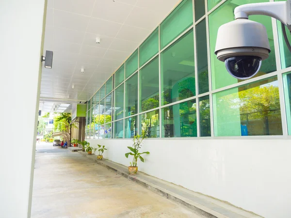 Cctv instalado no pólo para proteção de propriedade — Fotografia de Stock