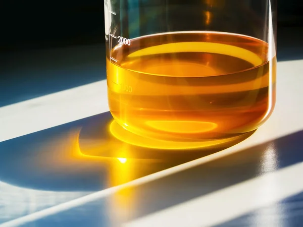 Химическое вещество в стакане — стоковое фото