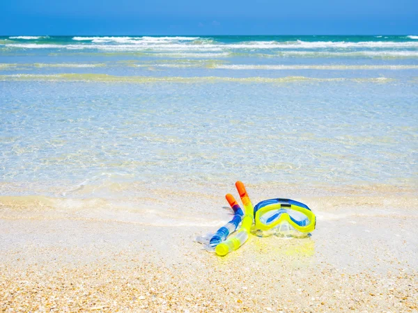 Équipement de plongée sur la plage de sable blanc — Photo