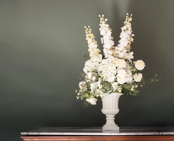 Розташування штучних квітів на вазі — стокове фото