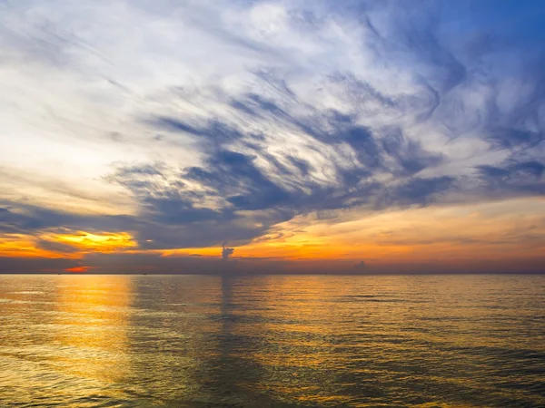 La mer tropicale avec lever de soleil coloré sur le ciel — Photo