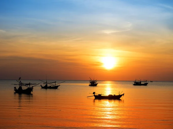 Barche da pescatore sul mare tropicale — Foto Stock