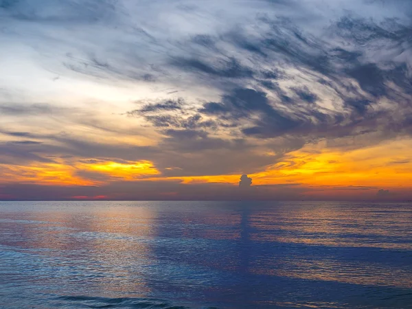 Mer tropicale avec lever de soleil coloré sur le ciel — Photo