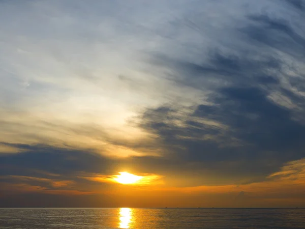 Tropische zee met kleurrijke zonsopgang op de hemel — Stockfoto